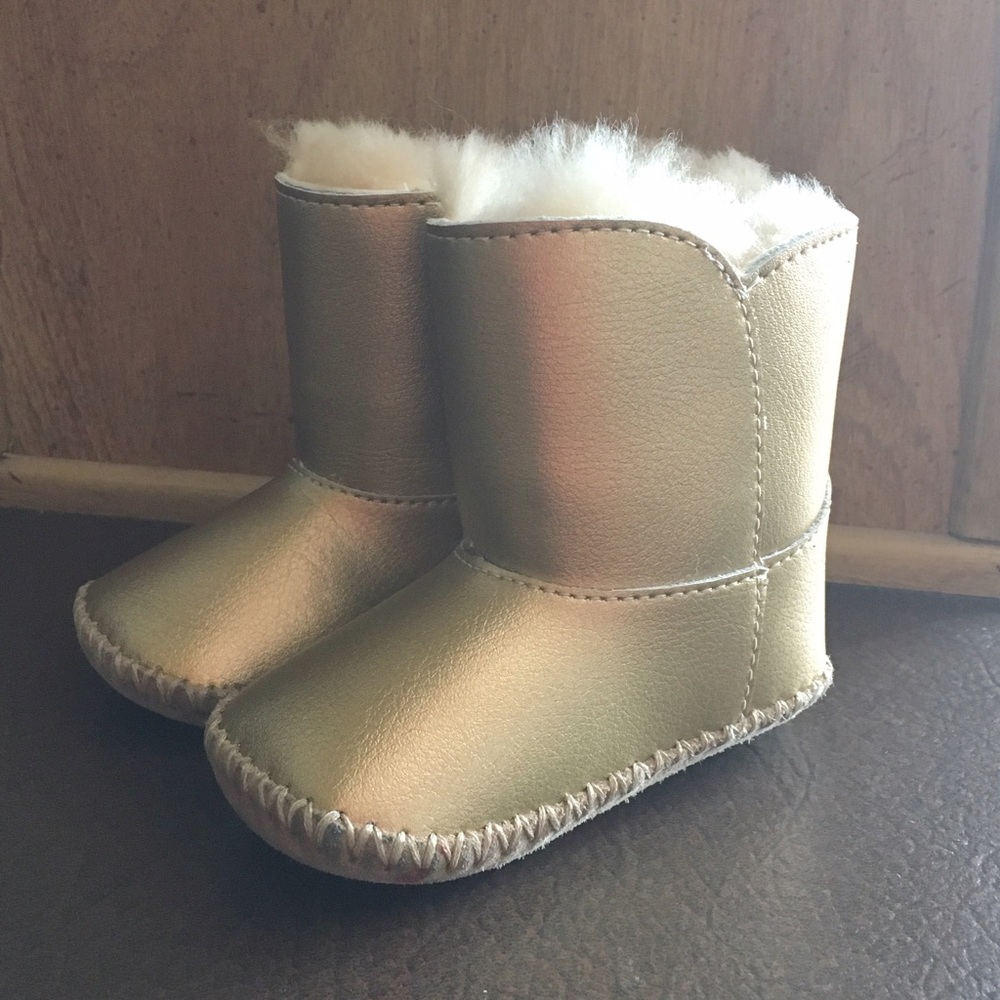 🌟 Price dropped! 🌟Metallic gold infant uggs