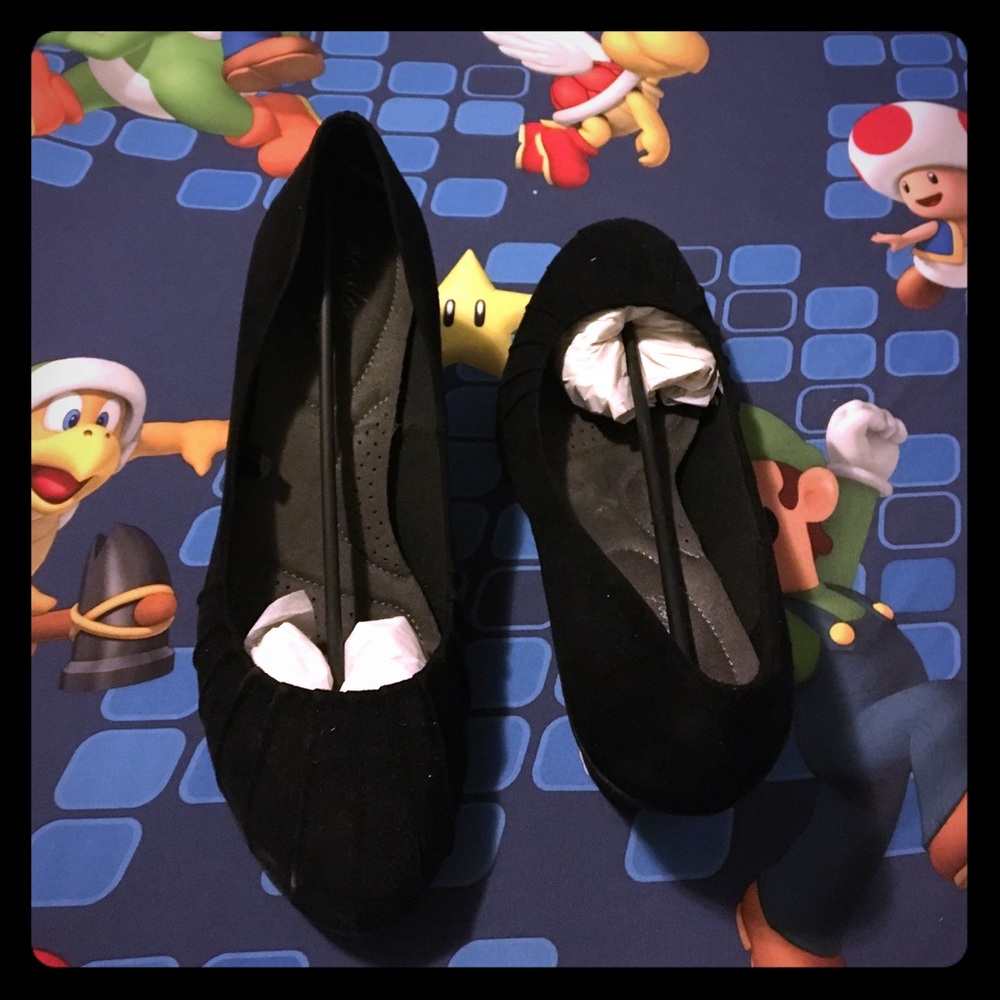 Wide Bristol black wedges