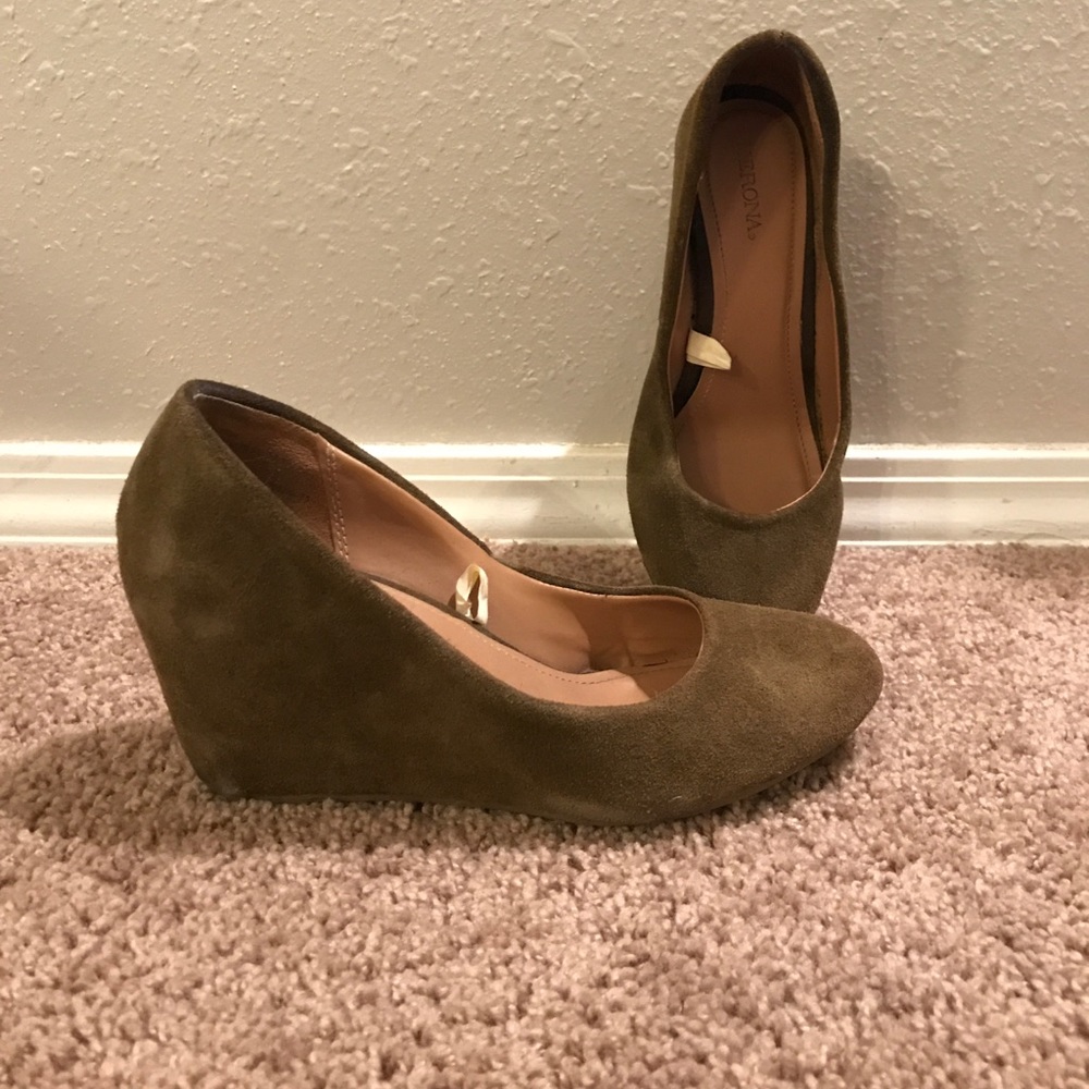 Almond Toe Olive Suede Low Wedges