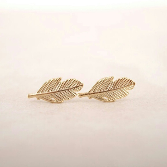Gorgeous Gold Brand New Feather Stud Earrings - Picture 2 of 2