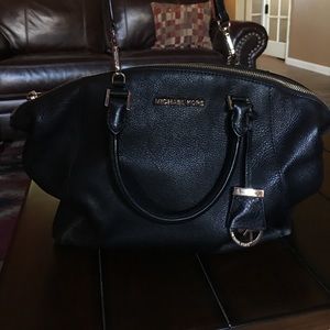 Michael Kors black cross body bag 💘