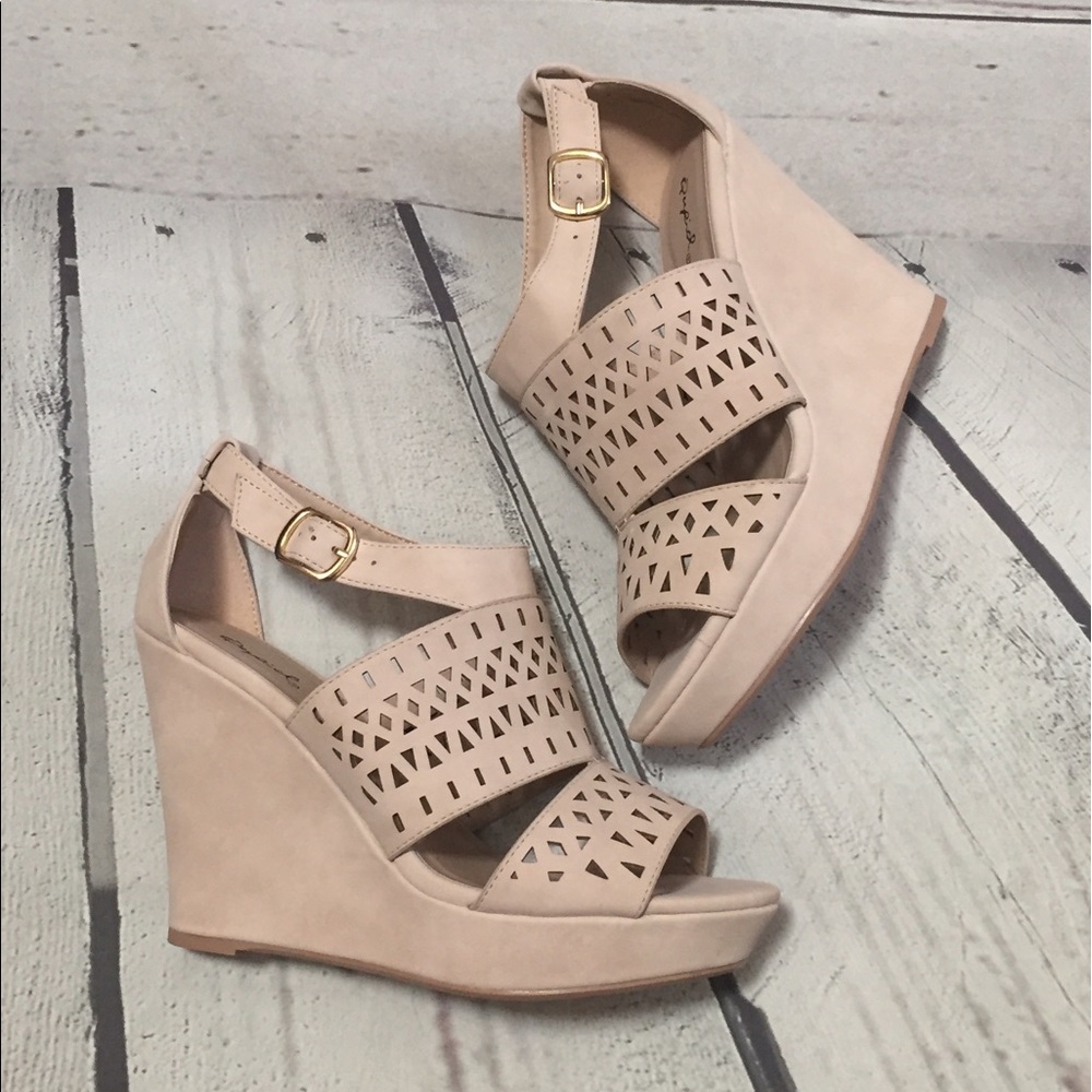 🌸Reduced 🌸 New Nude Color Qupid Wedges • Size 8