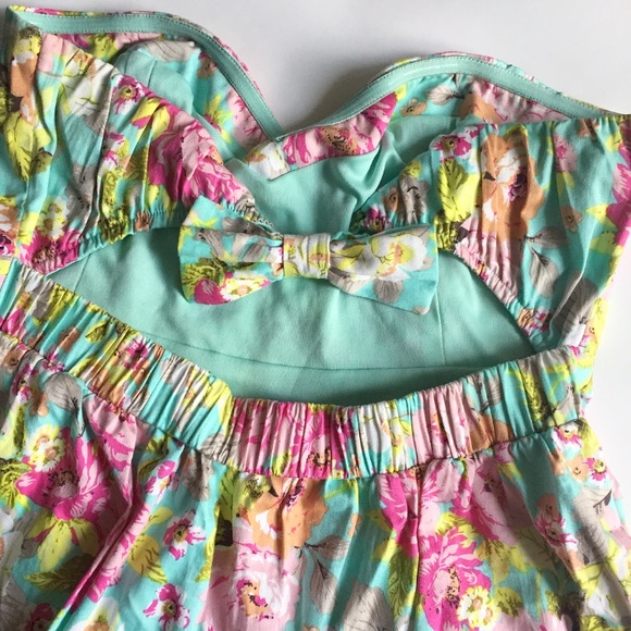 SOLD ✅ Floral Peplum Top with Bow Back - Picture 3 of 3