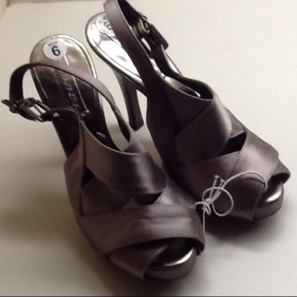 BCBGMAXAZRIA 6 New Steel Gray Sandal Heels
