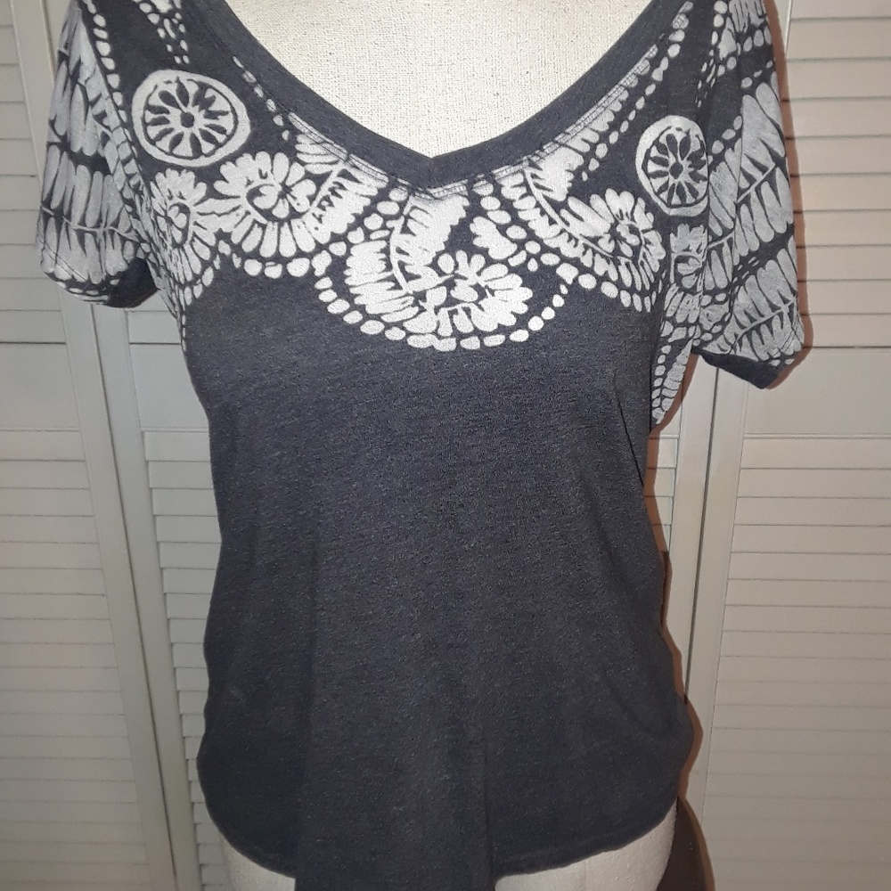 T-shirt NY&Co size M gray and white