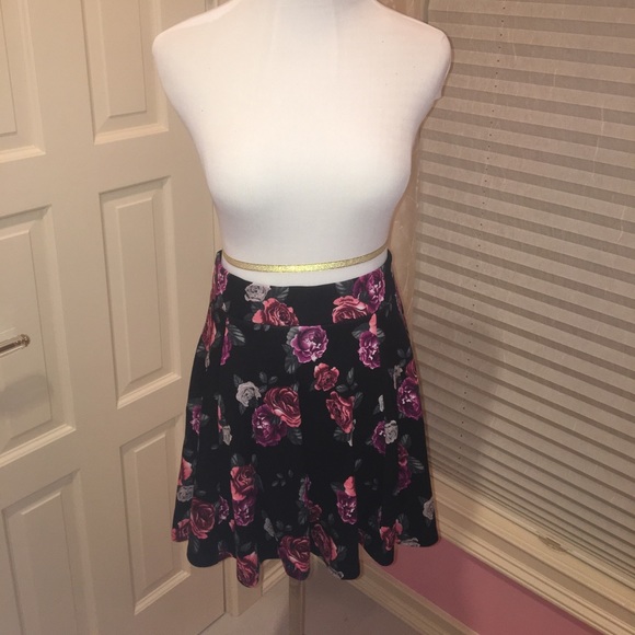 4 FLORAL SKIRTS FOR PRICE OF 2! All hardly worn🎉 - Picture 1 of 4