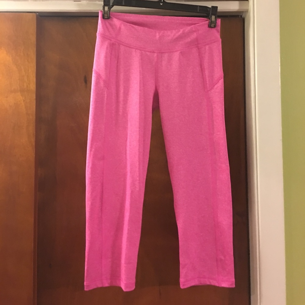 Bright pink fitness cropped leggings