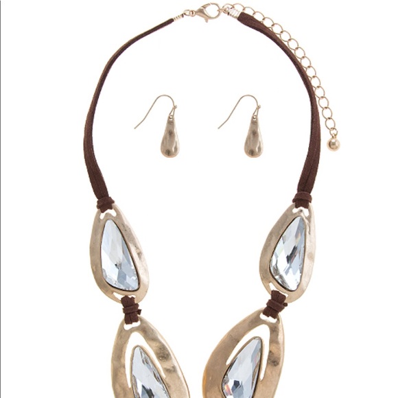 🆕Large Crystal Framed Statement Necklace - Picture 2 of 3