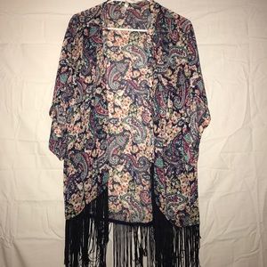 printed kimono. short sleeved. fringe