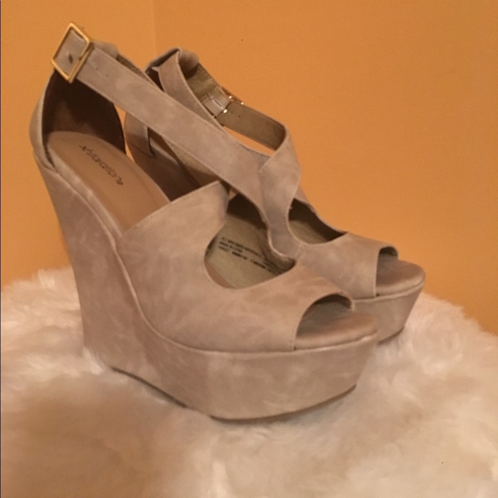 Peep toe Wedges