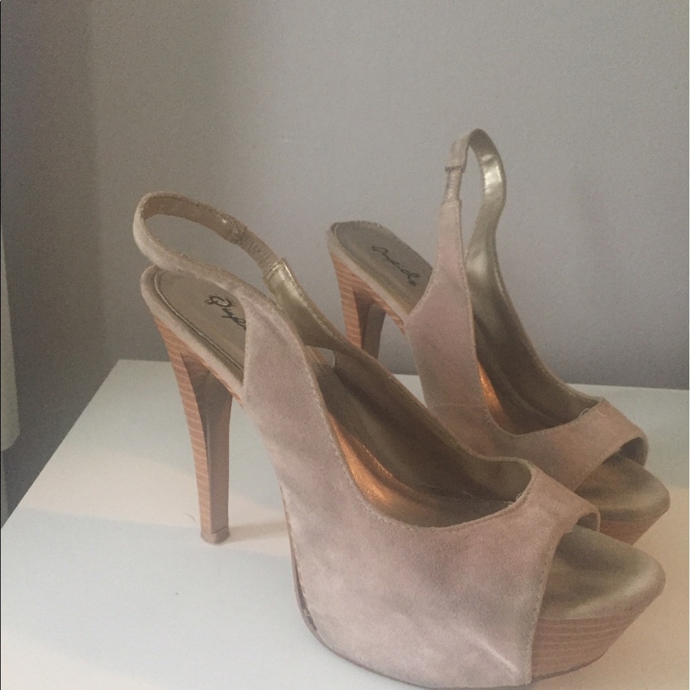 Woman shoes asking $15