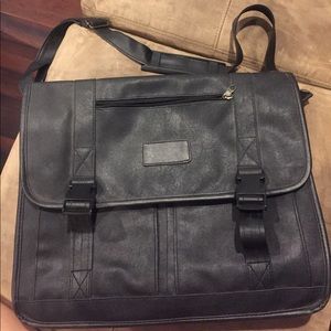 Vintage style faux leather messenger bag.