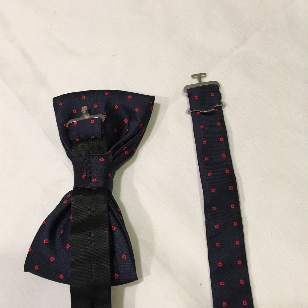 Bow tie . - Picture 2 of 3