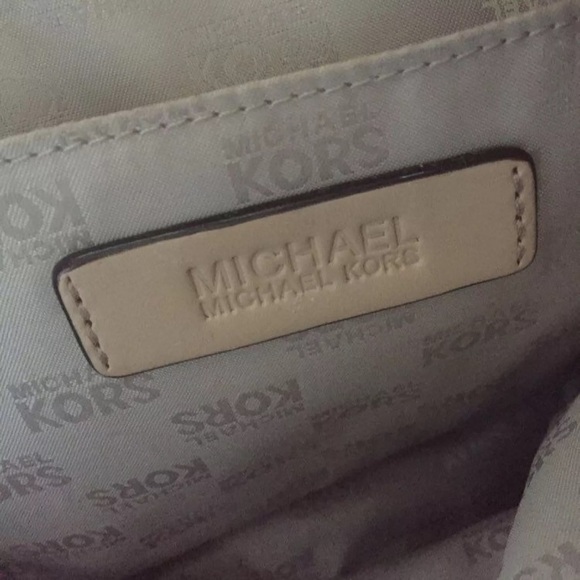 SOLD ✅ Michael Kors Rose Gold Monogram Handbag - Picture 3 of 4