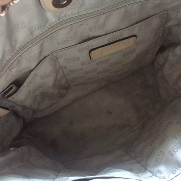 SOLD ✅ Michael Kors Rose Gold Monogram Handbag - Picture 4 of 4