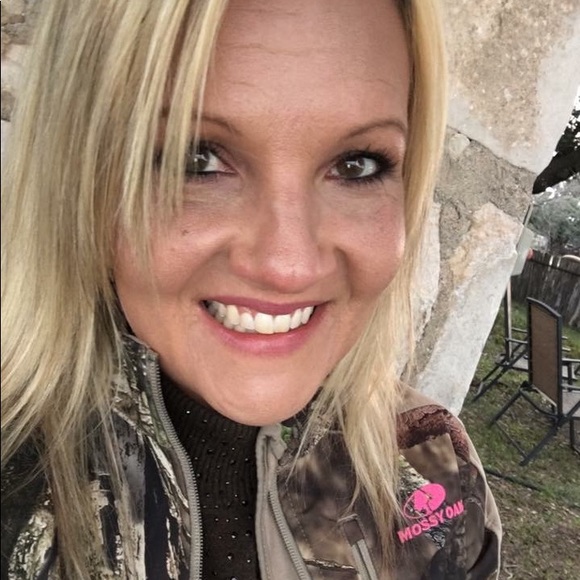 Meet your Posher, Stephanie - Picture 2 of 8