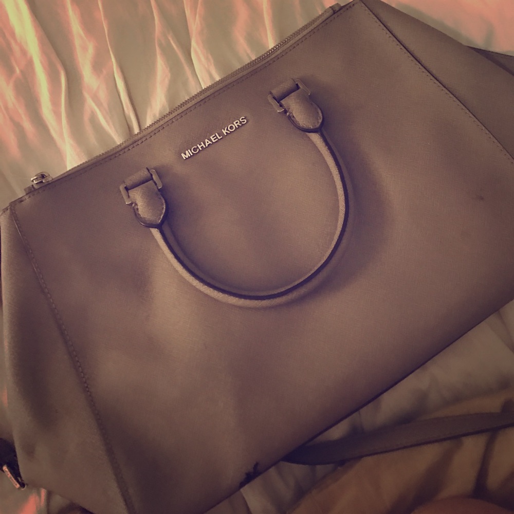 🌻 $35 if added to bundle.*Michael Kors Crossbody