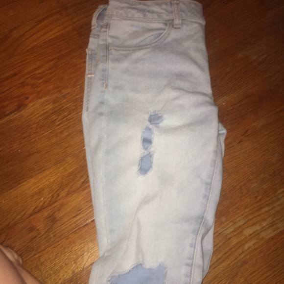 american eagle light wash ripped jeans - Picture 2 of 3