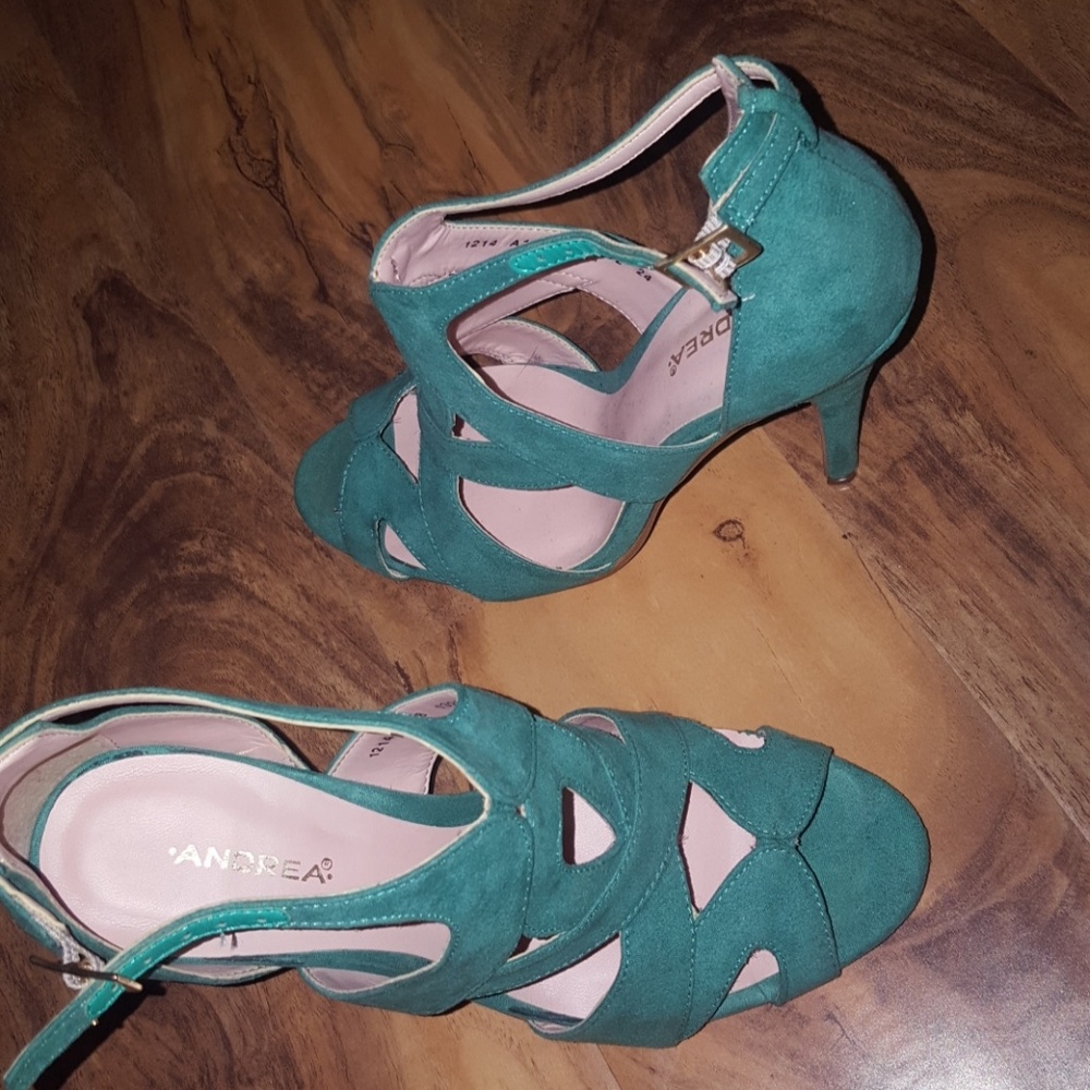 Heels - Picture 3 of 3