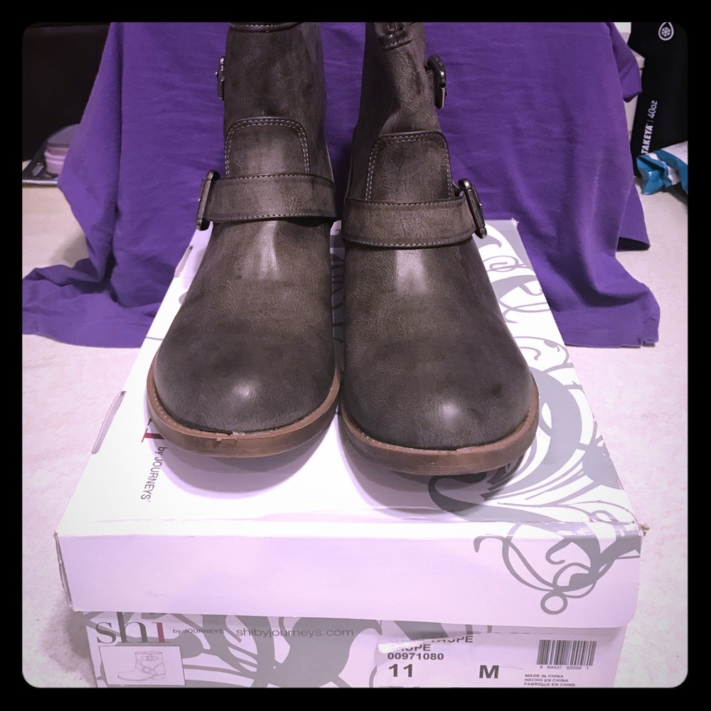 Shi by journeys round toe ankle boot