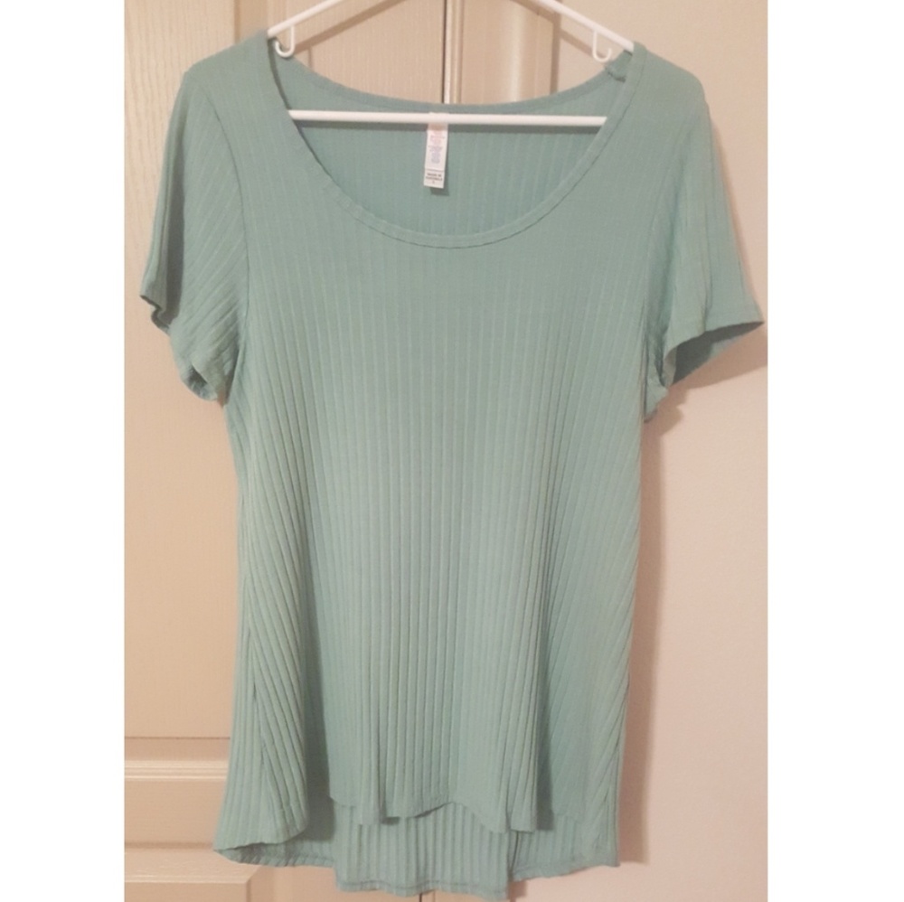 LuLaRoe Small Classic Tee