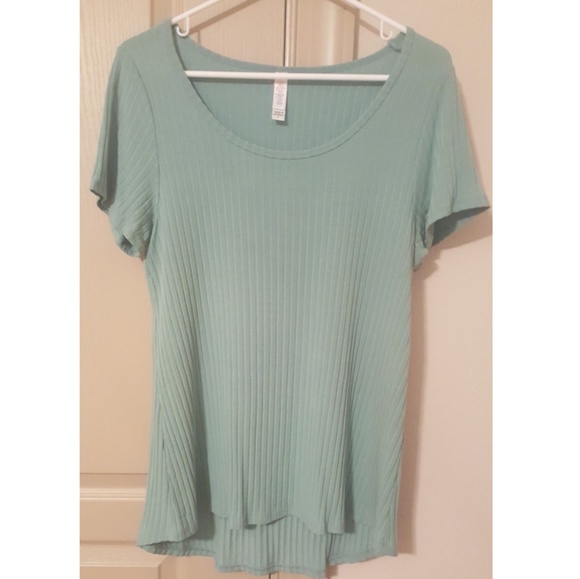 LuLaRoe Small Classic Tee - Picture 1 of 2