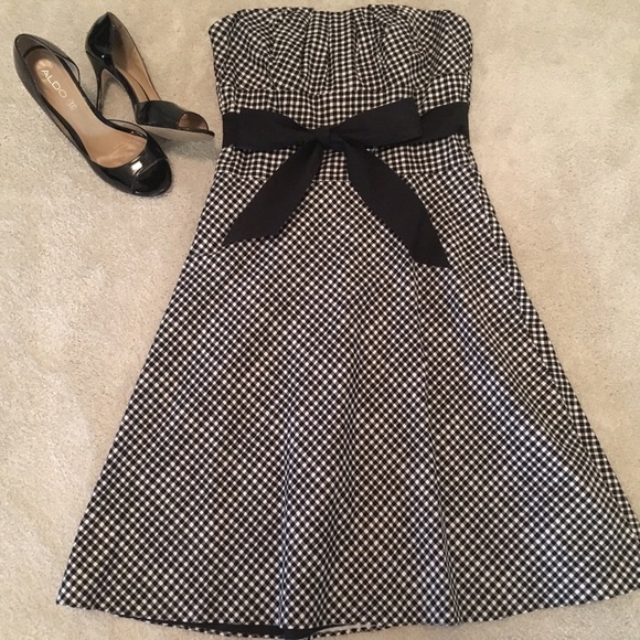White House Black Market Dresses & Skirts - WHBM Strapless black and white dress size 6