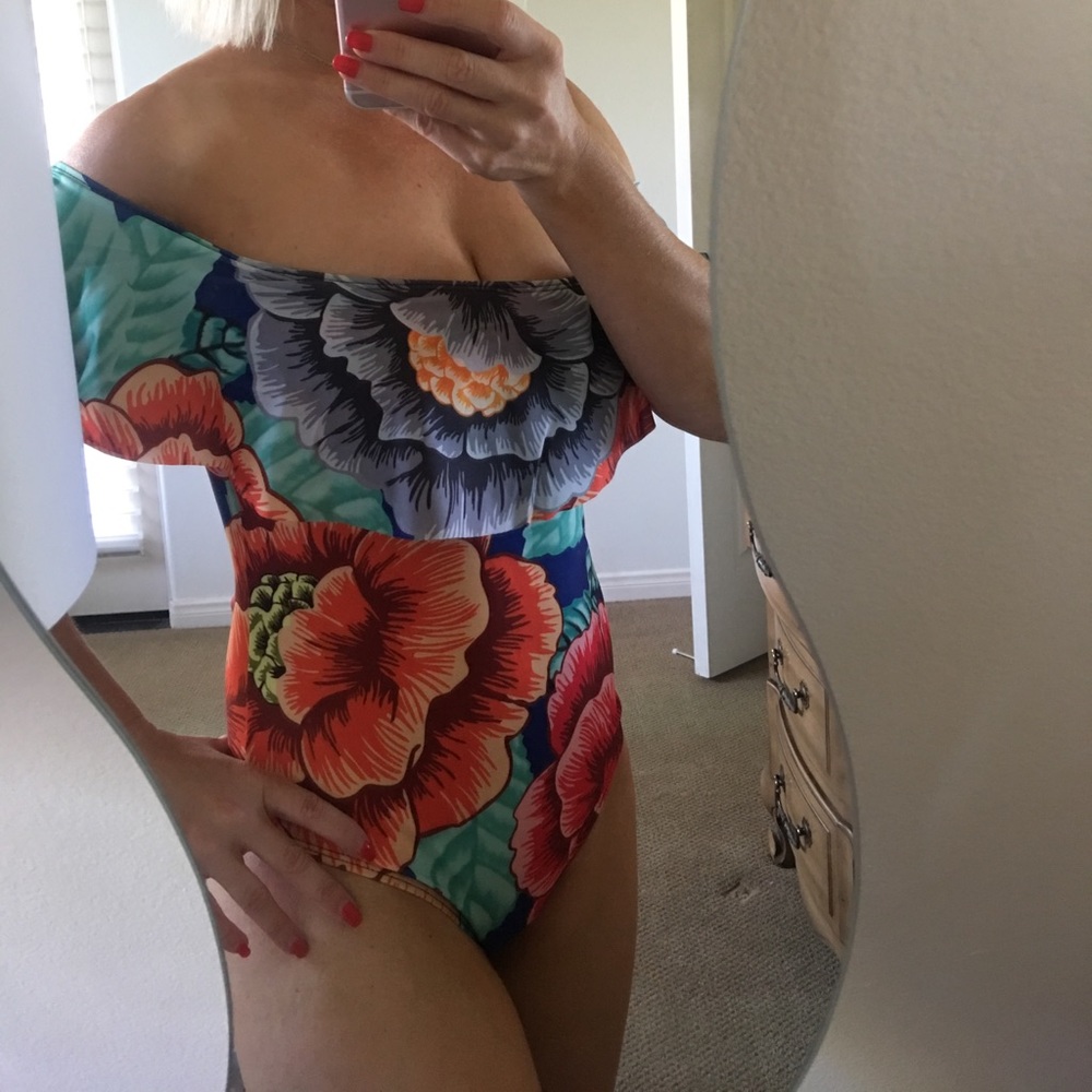 ✨HP!✨🌺Off The Shoulder Floral Swimsuit🌺 - Picture 4 of 8