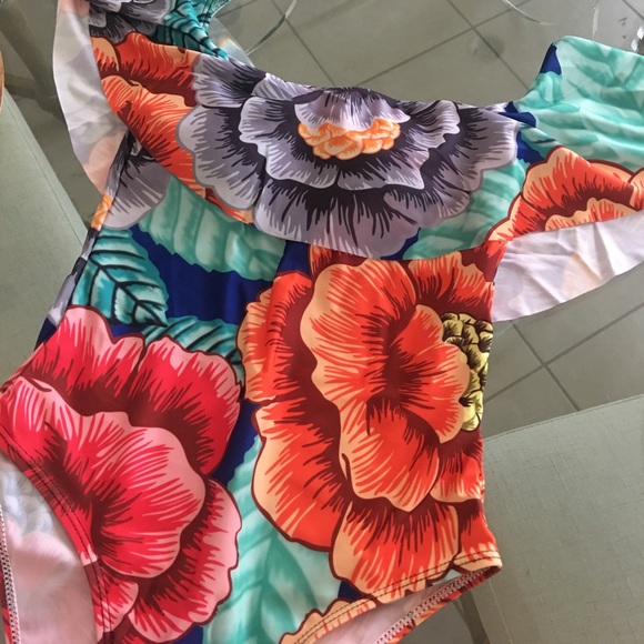 ✨HP!✨🌺Off The Shoulder Floral Swimsuit🌺 - Picture 6 of 8