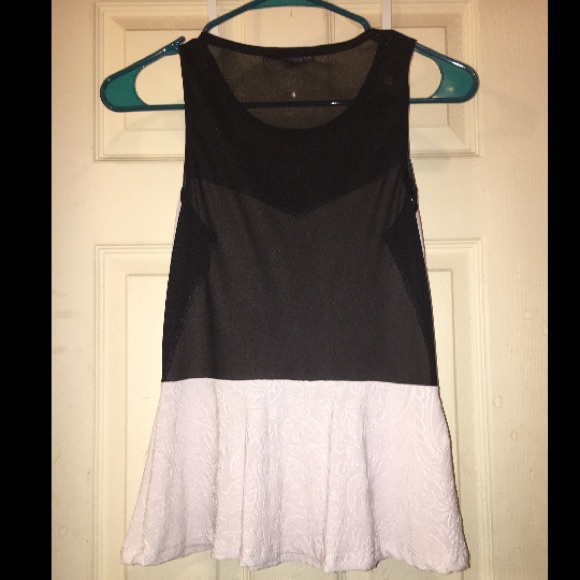 Beautiful top - Picture 2 of 2