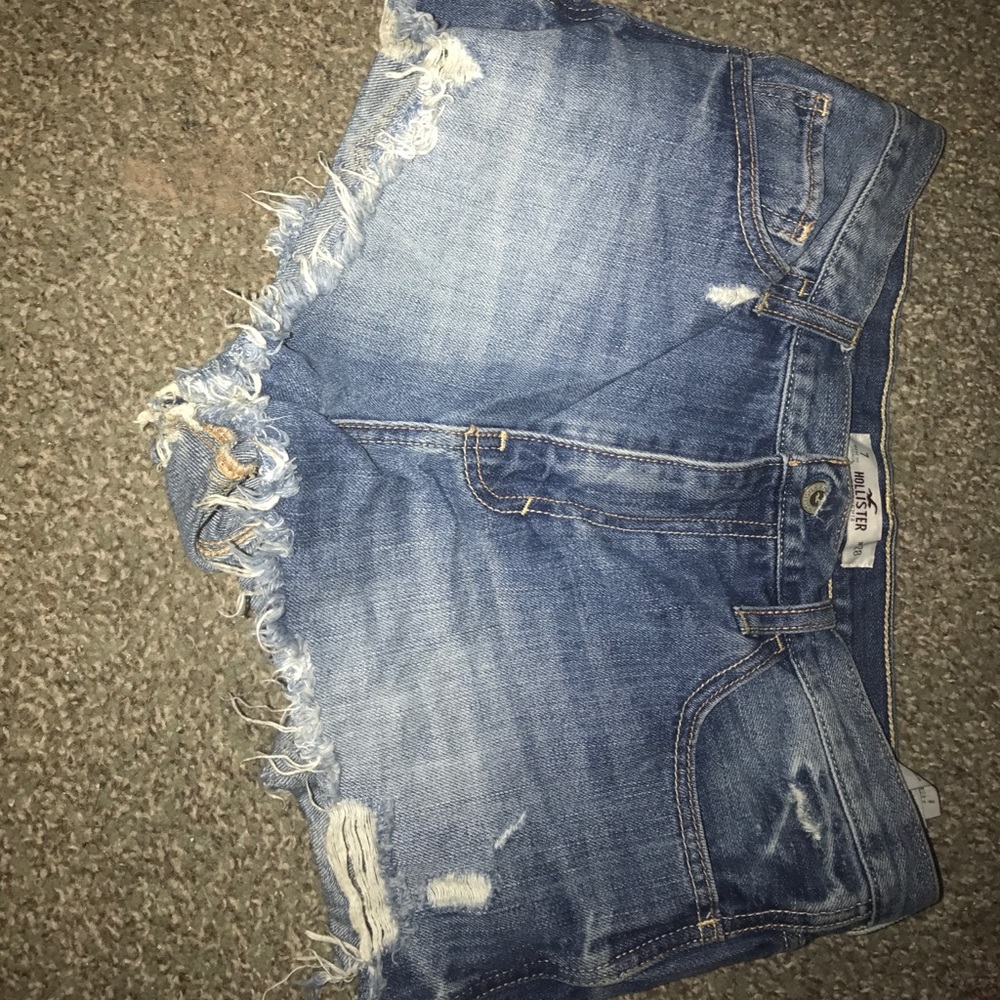 Super cute hollsiter high waisted shorts !