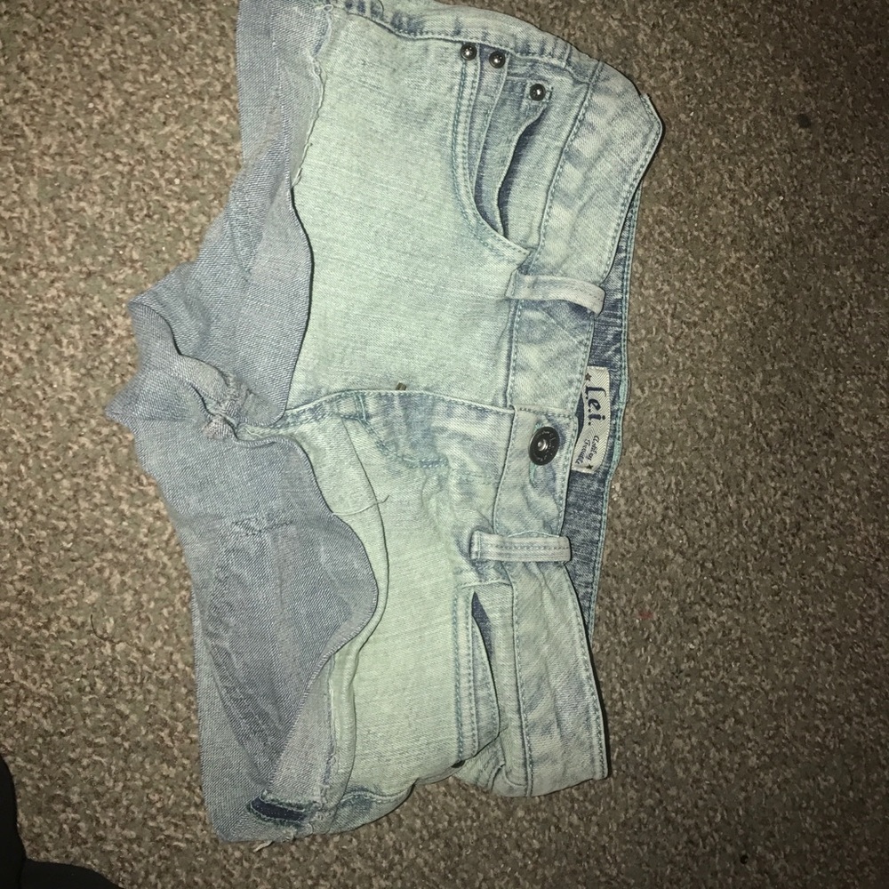 Cute shorts size 7 light colored