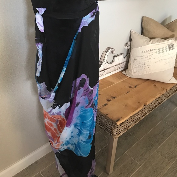 Beautiful swim coverup - Picture 6 of 8