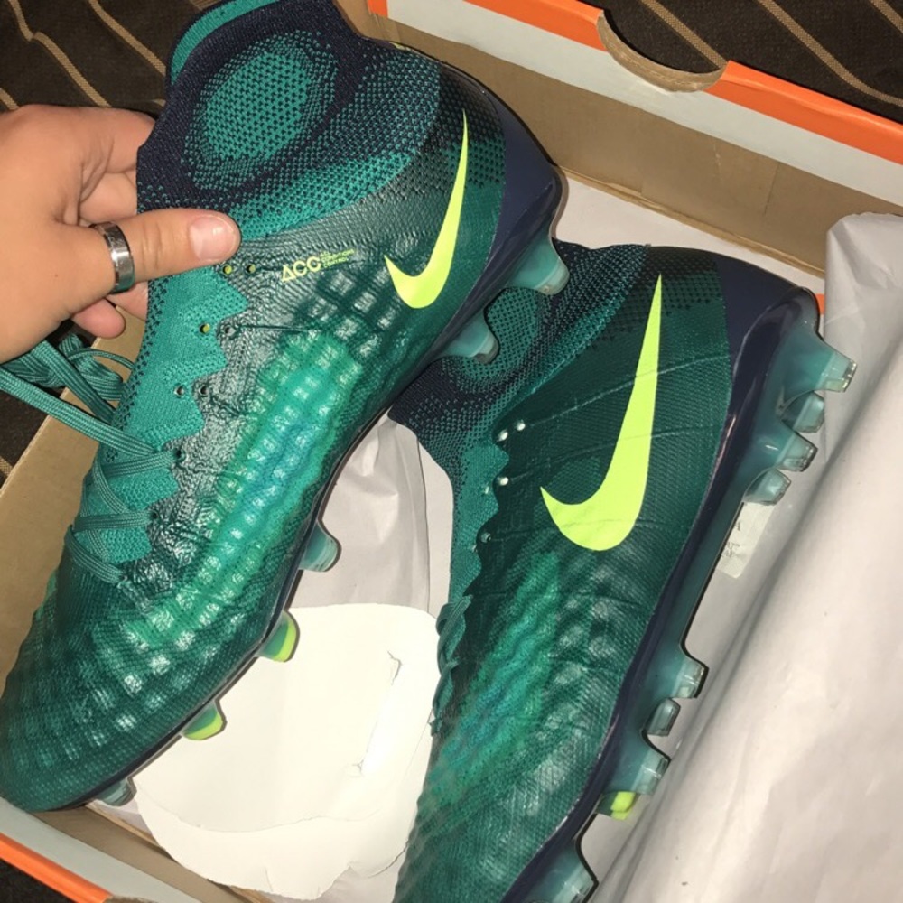 Soccer cleats