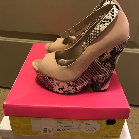 Fun heels to own - Picture 1 of 3