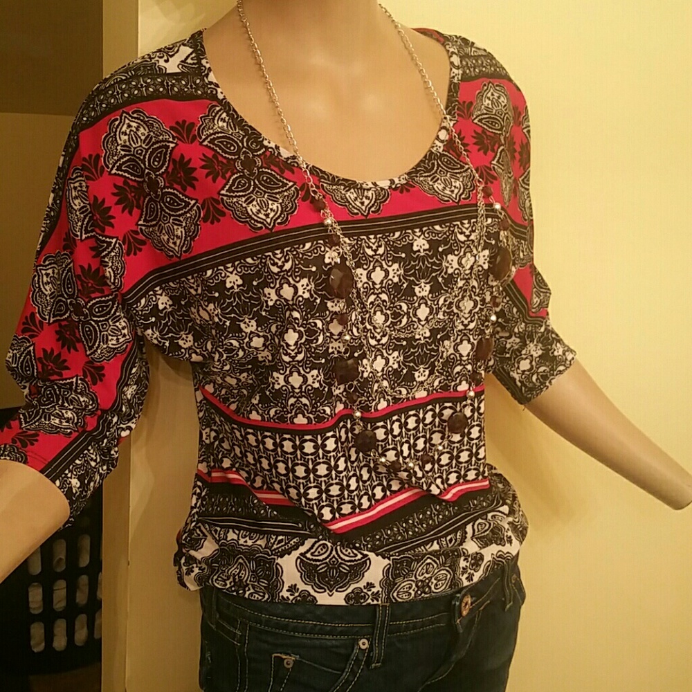 Agenda top with accent necklace.