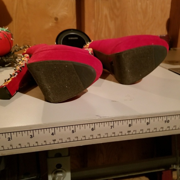 Liliana Red Velvet size 7 1/2 "5" Heels - Picture 2 of 6