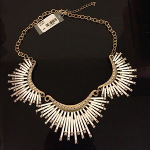 Gold/white necklace
