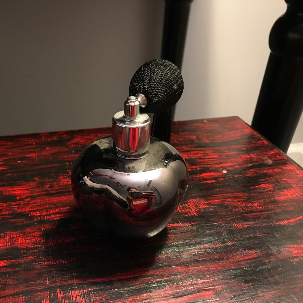 Perfume container