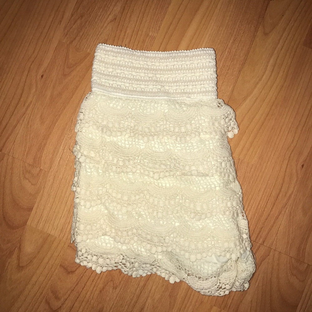CREAM CROCHET SHORTS
