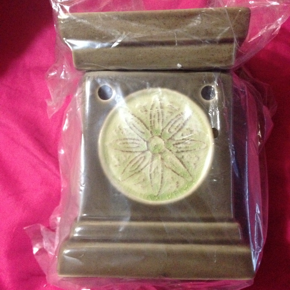 NWT Full-Sized Scentsy Lotus Wax Warmer