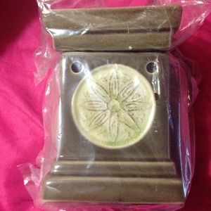 NWT Full-Sized Scentsy Lotus Wax Warmer