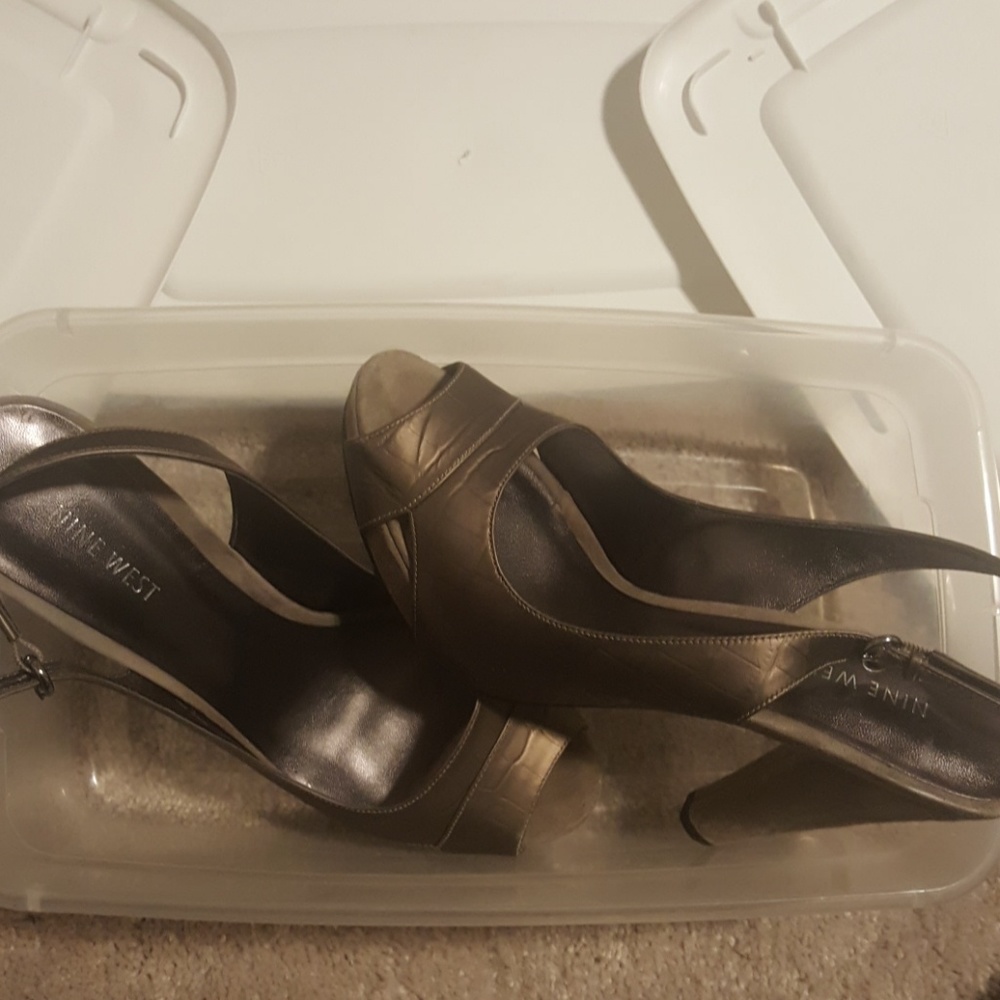 Nine West Metallic Gray and Peuter Leather Heels