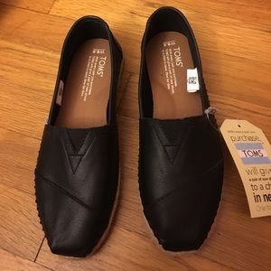 NEW WITH TAGS Toms classic Black leather sz 6.5