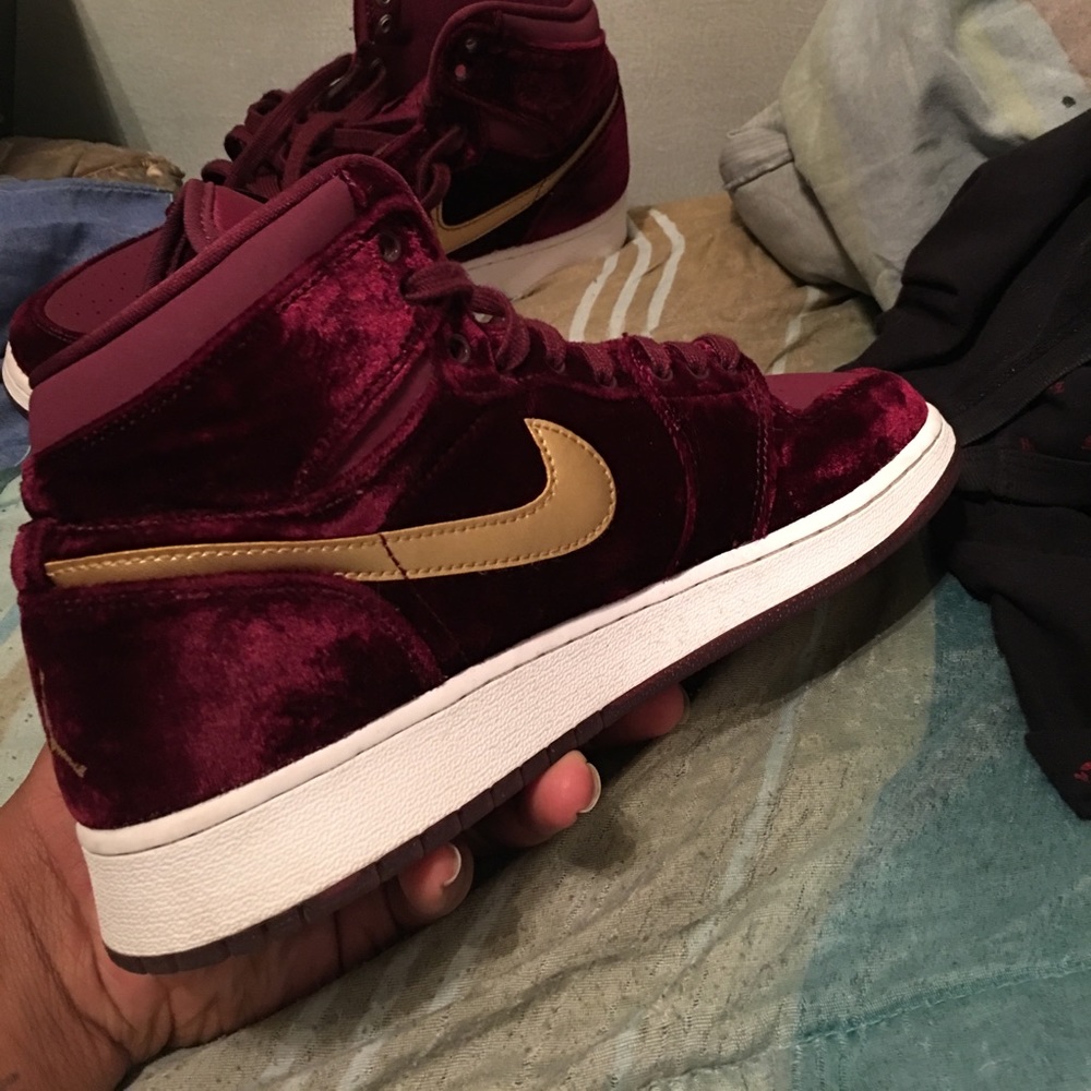 Velvet retro mid 1s very rare and limited