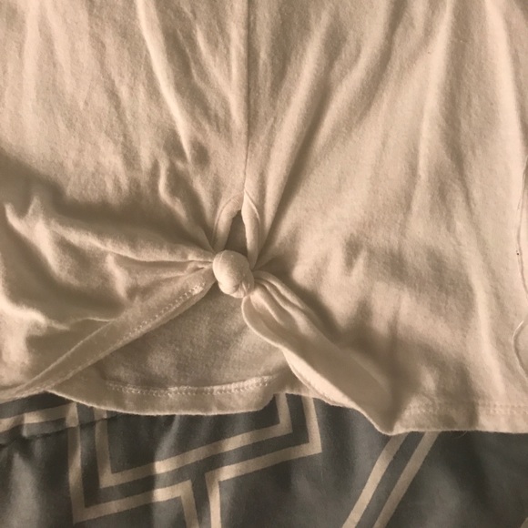 White knotted crop top - Picture 2 of 3