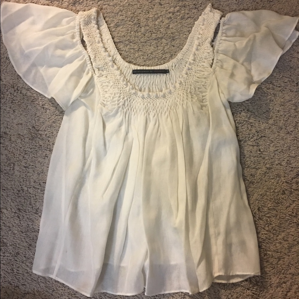💚 Small white flowy blouse with beautiful design