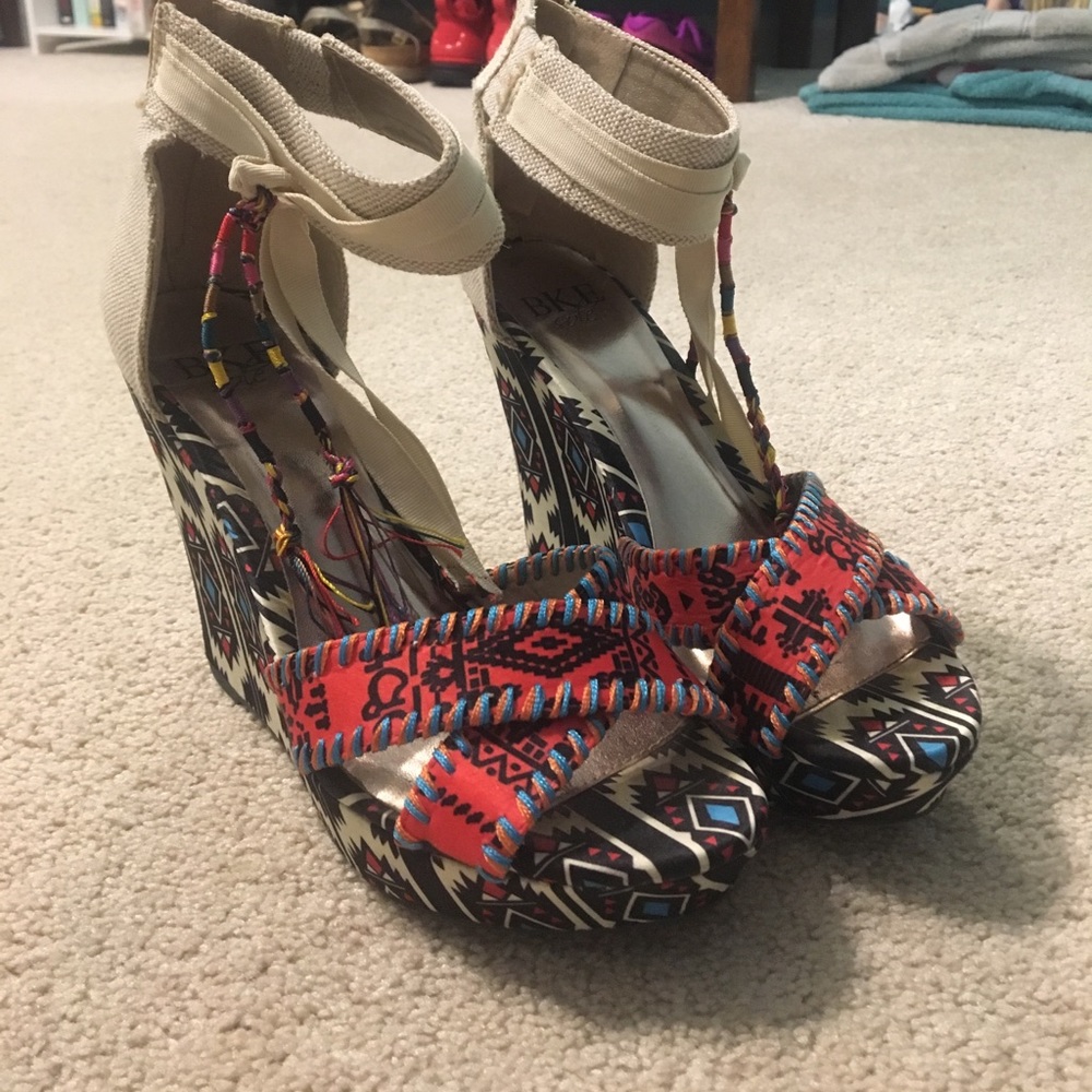 BKE Tribal Print Sandal