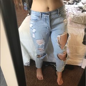 👖BRANDY MELVILLE RIPPED JEANS