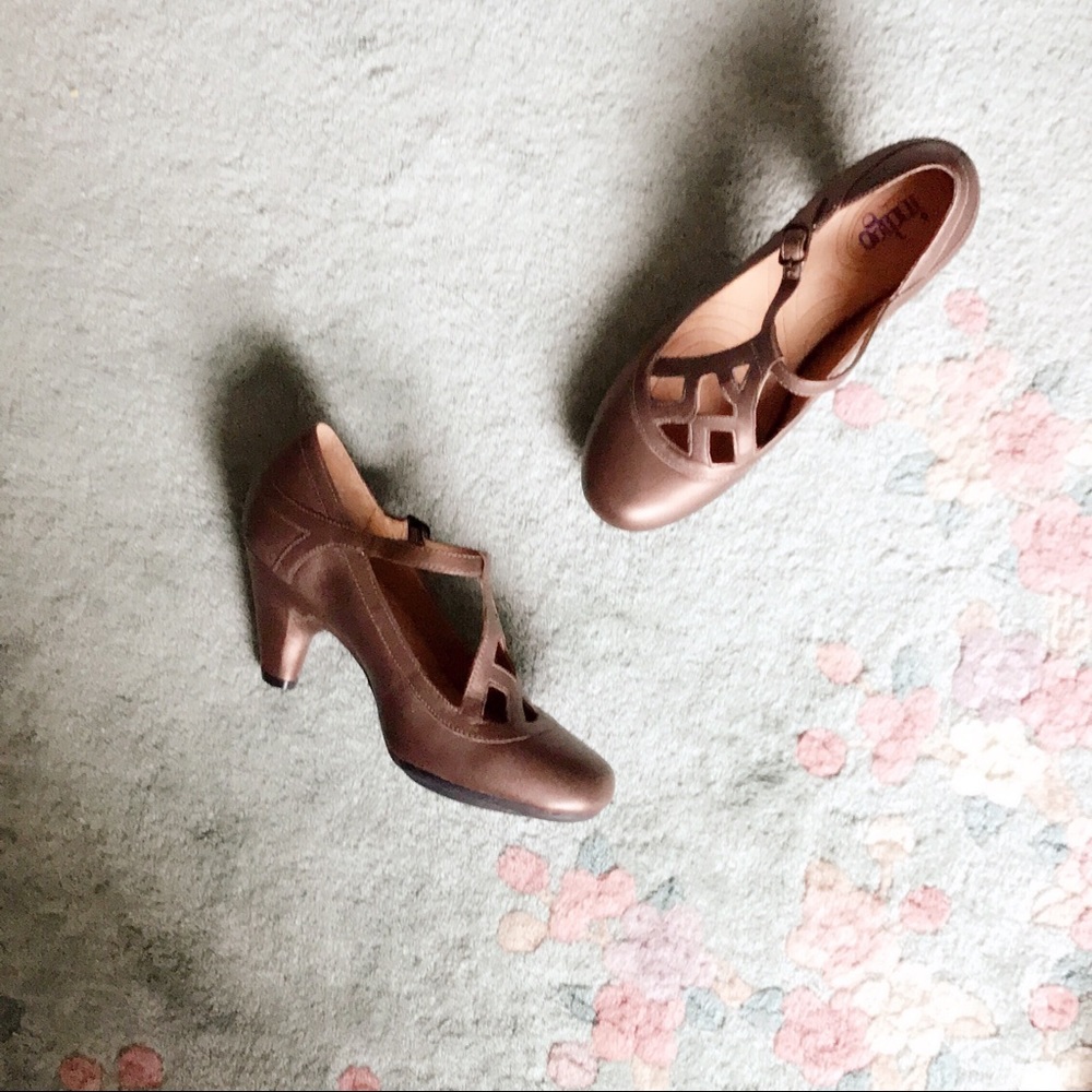 NWOT Indigo by Clarks T-strap leather heels